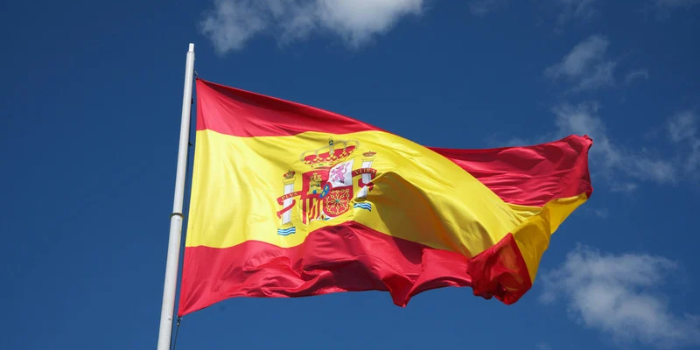 Crise habitacional na Espanha e protestos estudantis na França e Bélgica aumentam a tensão social na Europa, enquanto caso de Christa Pike repercute nos EUA.