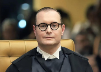 Ministro Cristiano Zanin, do STF, determinou a ampliação do horário de votação até as 19h, levando o TSE a interromper temporariamente a apuração presidencial.