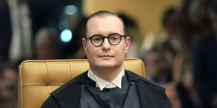 Ministro Cristiano Zanin, do STF, determinou a ampliação do horário de votação até as 19h, levando o TSE a interromper temporariamente a apuração presidencial.
