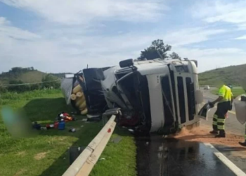 Acidente na BR-393, em Barra do Piraí, deixa cinco mortos e nove feridos neste sábado (10). Caminhão tombou e quatro carros foram envolvidos.