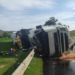 Acidente na BR-393, em Barra do Piraí, deixa cinco mortos e nove feridos neste sábado (10). Caminhão tombou e quatro carros foram envolvidos.
