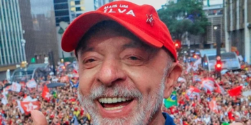 Conheça a trajetória de Lula, da infância em Pernambuco à Presidência do Brasil, incluindo eleições, programas sociais e decisões judiciais.