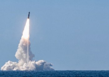 França testa novo míssil estratégico M51.3 lançado de submarino nuclear, sem ogiva atômica, em operação acompanhada pelo presidente Emmanuel Macron.