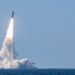 França testa novo míssil estratégico M51.3 lançado de submarino nuclear, sem ogiva atômica, em operação acompanhada pelo presidente Emmanuel Macron.
