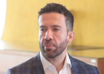  André Janones critica decisão do TSE que suspendeu o canal “Exército do Lula”, no WhatsApp, após pedido da campanha de Flávio Bolsonaro.