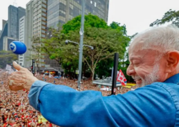Lula participa de manifestação na Avenida Paulista, critica propostas de Flávio Bolsonaro e aborda escala 6x1, segurança pública e educação.