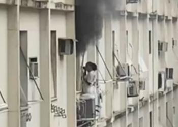 Bombeiros combatem incêndio em apartamento de Copacabana após mulher ser encontrada abrigada no parapeito do prédio.