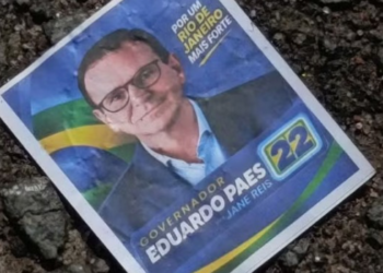 Santinhos com foto de Eduardo Paes e número de Douglas Ruas são encontrados em Nova Iguaçu; TRE-RJ enviou fiscais para apurar o caso.