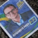 Santinhos com foto de Eduardo Paes e número de Douglas Ruas são encontrados em Nova Iguaçu; TRE-RJ enviou fiscais para apurar o caso.