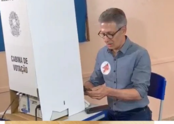Justiça Eleitoral vai apurar episódio envolvendo Romeu Zema e celular na cabine. Entenda a regra prevista para as Eleições 2026.