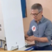 Justiça Eleitoral vai apurar episódio envolvendo Romeu Zema e celular na cabine. Entenda a regra prevista para as Eleições 2026.