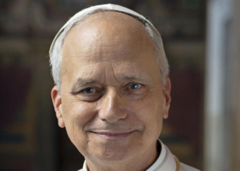 Papa Leão XIV, de 71 anos, segue internado em Roma após cirurgia para retirada de tumor. Vaticano atualiza seu estado de saúde.