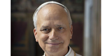 Papa Leão XIV, de 71 anos, segue internado em Roma após cirurgia para retirada de tumor. Vaticano atualiza seu estado de saúde.