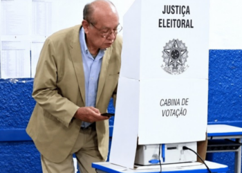 Vídeo de Gilmar Mendes na cabine viralizou nas redes. Assessoria diz que celular ficou com segurança e objeto era carteira com cola eleitoral.