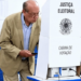 Vídeo de Gilmar Mendes na cabine viralizou nas redes. Assessoria diz que celular ficou com segurança e objeto era carteira com cola eleitoral.