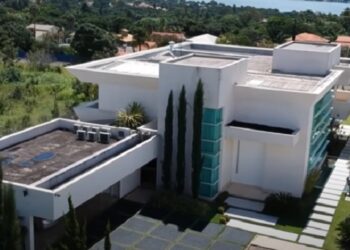 Financiamento de mansão de Flávio Bolsonaro pelo BRB volta ao noticiário após debate com Lula