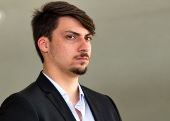 Defesa de Jair Renan Bolsonaro afirma que ele foi vítima de golpe e contesta acusações de falsidade ideológica e lavagem de dinheiro.