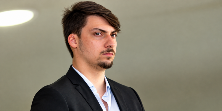 Defesa de Jair Renan Bolsonaro afirma que ele foi vítima de golpe e contesta acusações de falsidade ideológica e lavagem de dinheiro.
