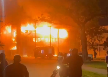 Incêndio na UFPE destrói laboratórios de pesquisa no Recife. Reitor estima prejuízo de R$ 100 milhões; não houve feridos e PF investiga as causas.