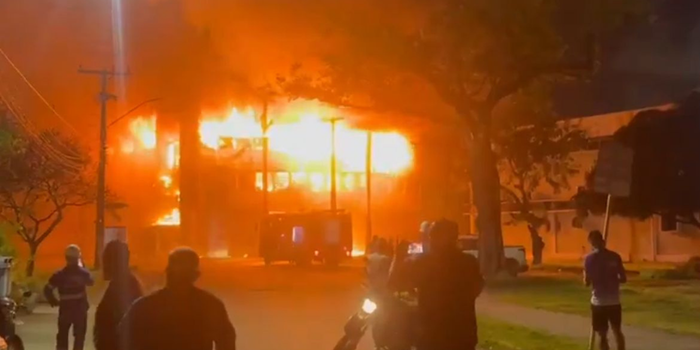 Incêndio na UFPE destrói laboratórios de pesquisa no Recife. Reitor estima prejuízo de R$ 100 milhões; não houve feridos e PF investiga as causas.