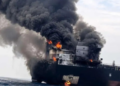 Explosões provocam incêndio em petroleiro próximo a Omã e ampliam preocupação com segurança no Estreito de Ormuz.