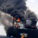 Explosões provocam incêndio em petroleiro próximo a Omã e ampliam preocupação com segurança no Estreito de Ormuz.