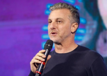 Site americano revela viagem de dirigente do RenovaBR custeada pelo governo Trump. Luciano Huck reage e entidade nega financiamento eleitoral.