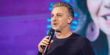 Site americano revela viagem de dirigente do RenovaBR custeada pelo governo Trump. Luciano Huck reage e entidade nega financiamento eleitoral.
